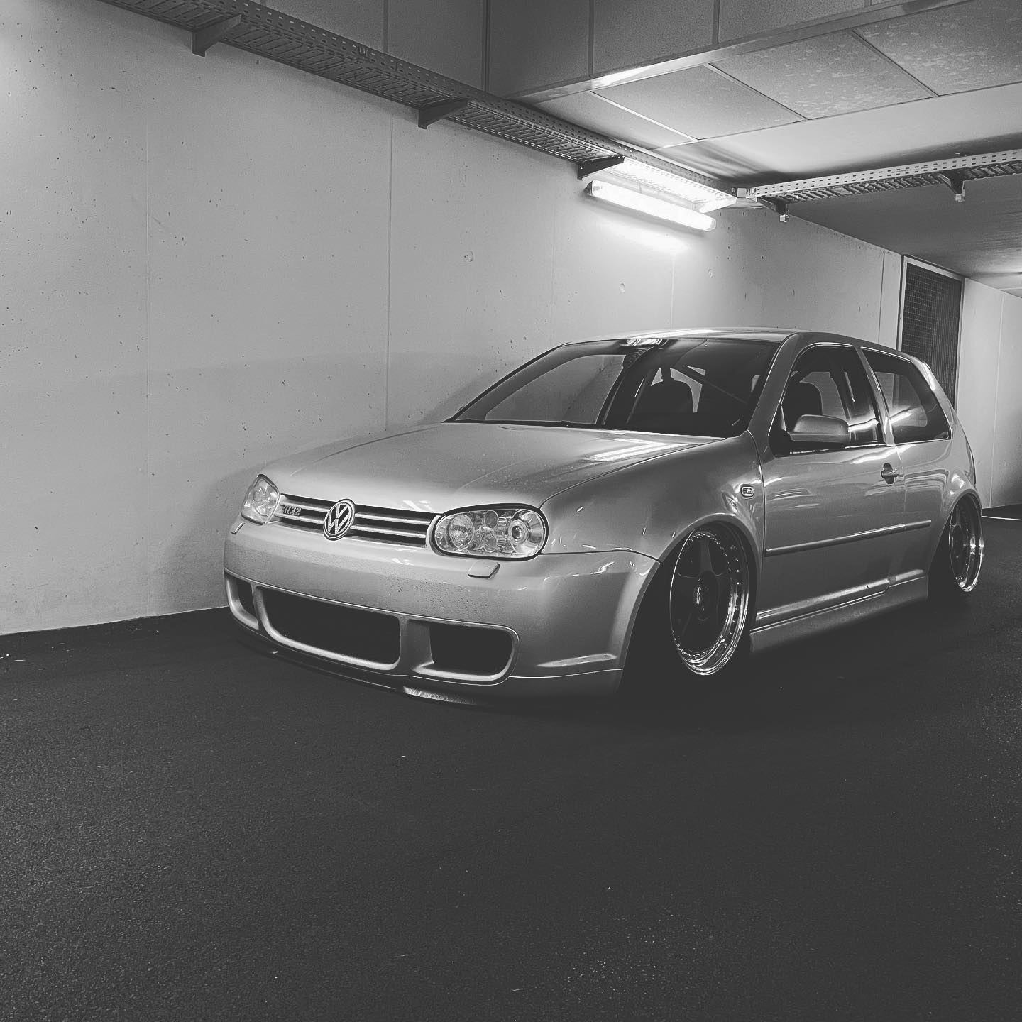Silberner VW Golf IV in einer hell beleuchteten Garage